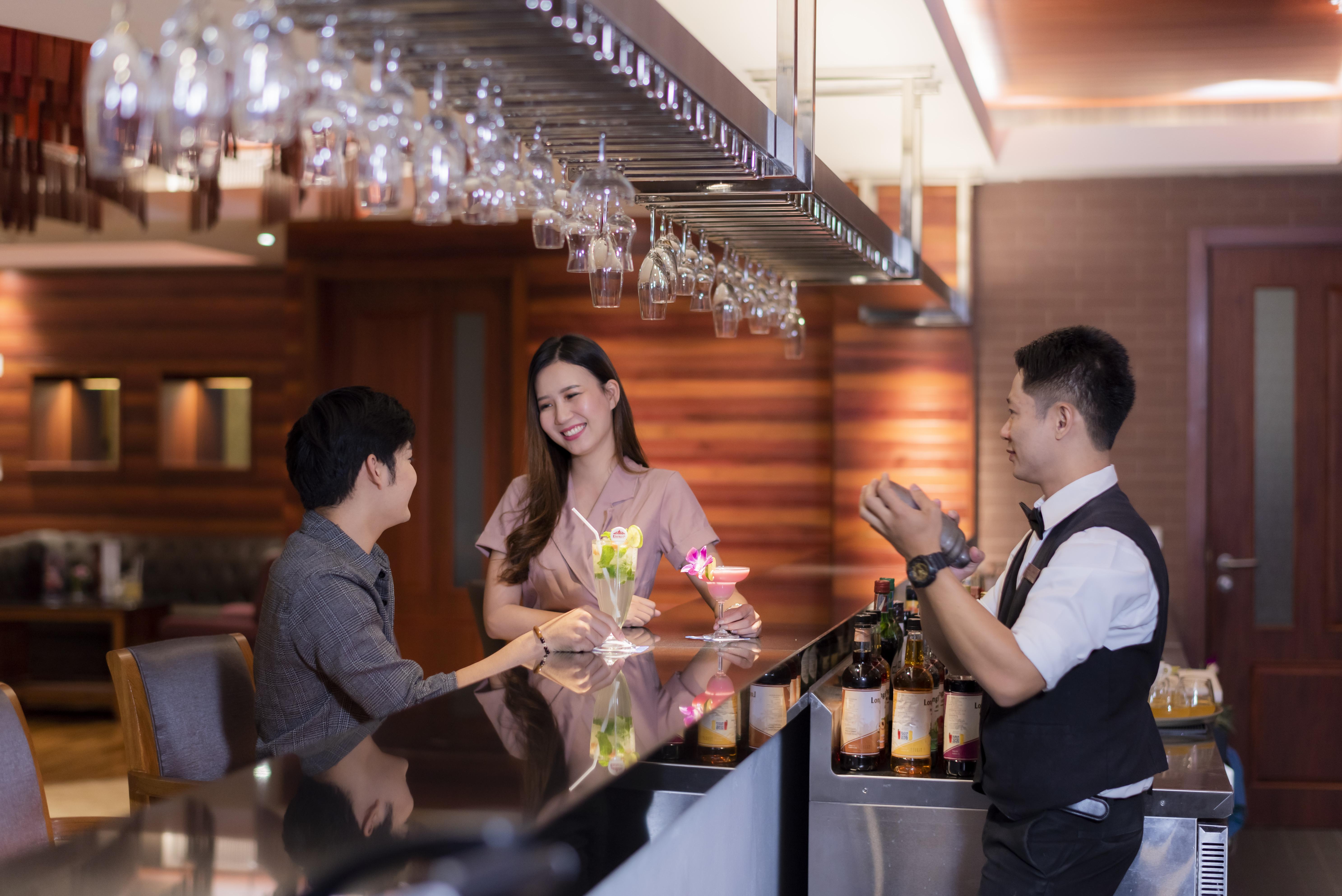 The Empress Premier Chiang Mai - Sha Extra Plus Kültér fotó A bartender at work