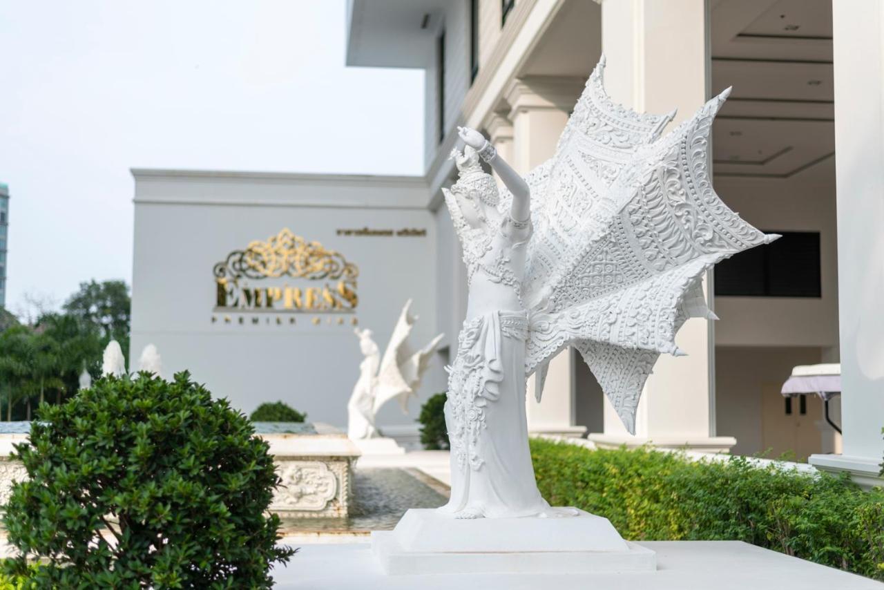 The Empress Premier Chiang Mai - Sha Extra Plus Kültér fotó The statue of King Narai the Great at the Narai Hotel