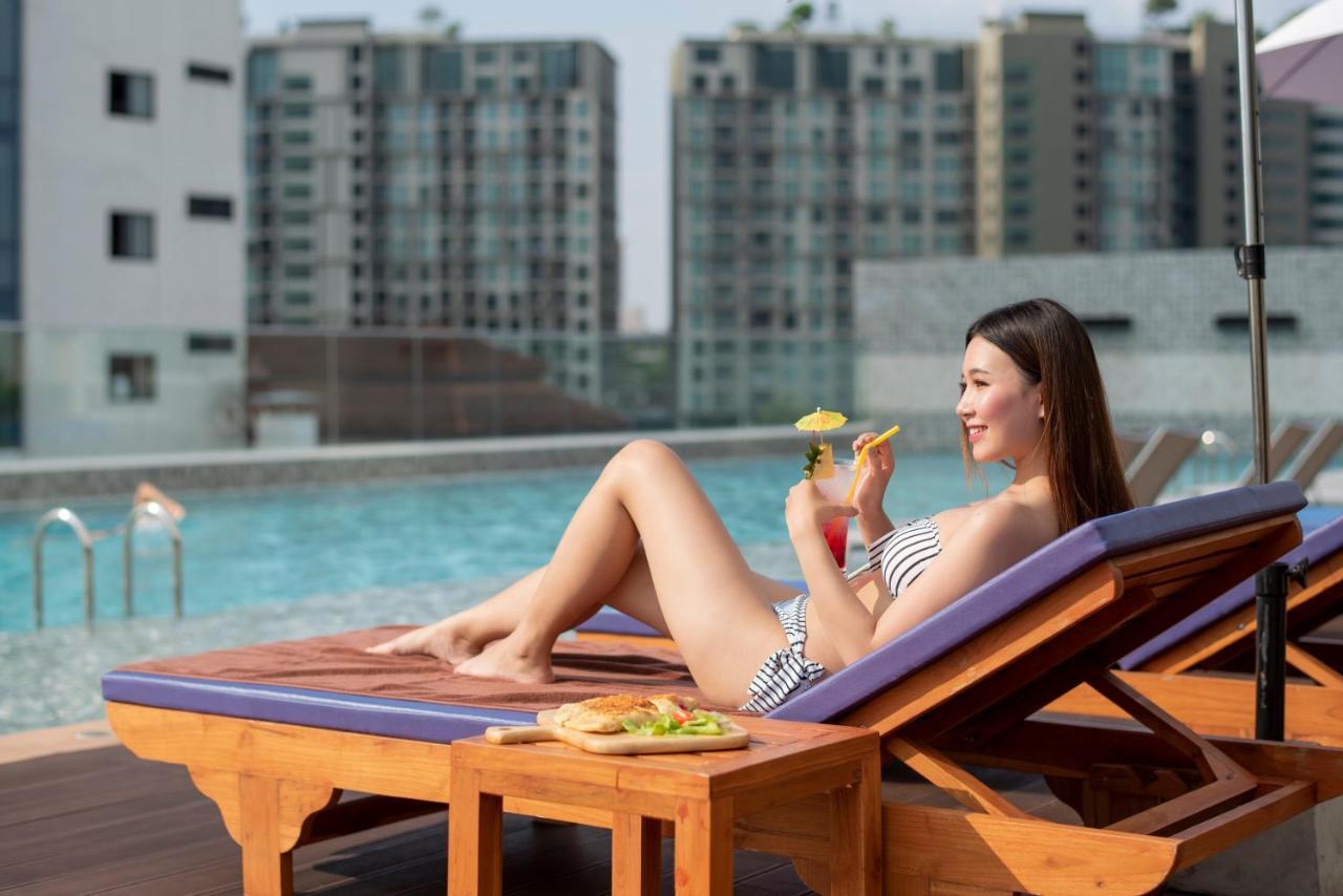 The Empress Premier Chiang Mai - Sha Extra Plus Kültér fotó A woman sunbathing