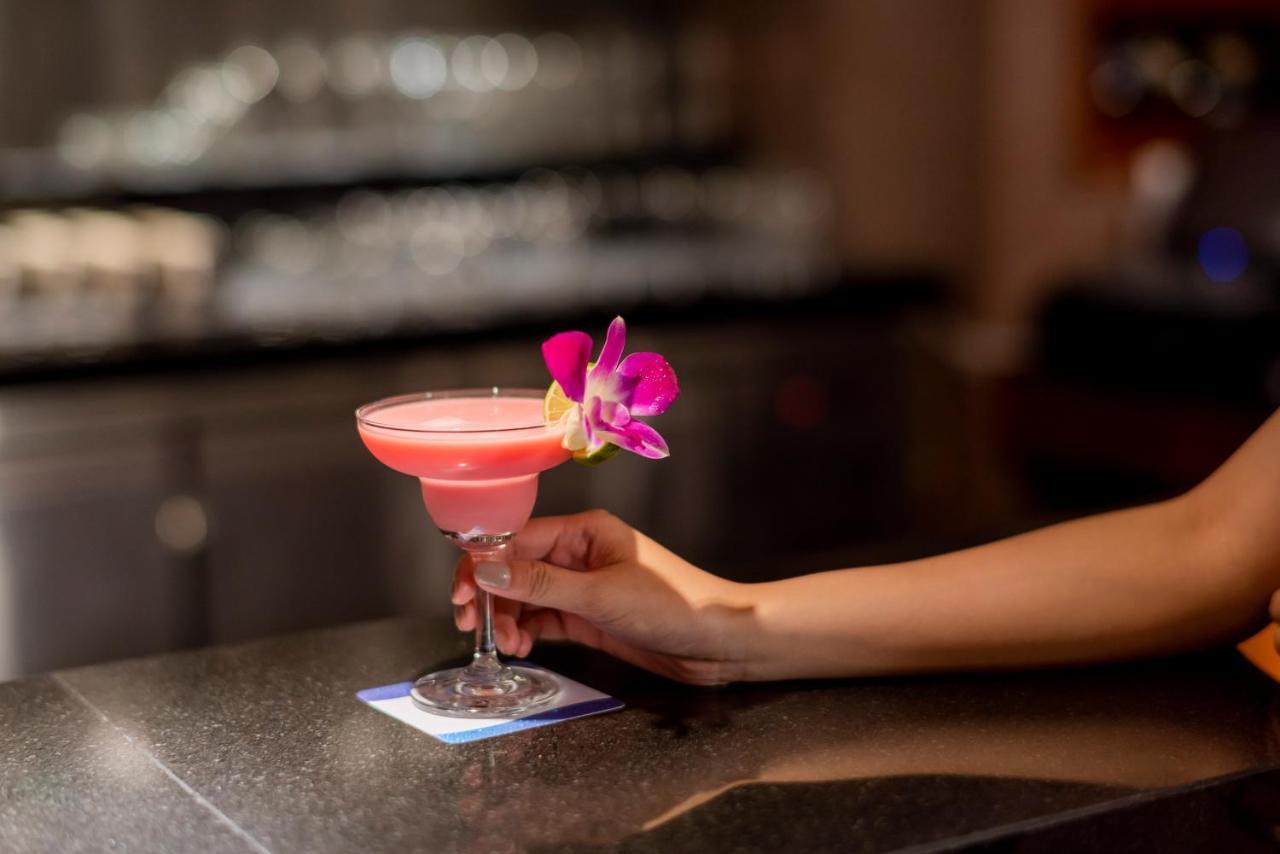 The Empress Premier Chiang Mai - Sha Extra Plus Kültér fotó A cosmopolitan garnished with a lime and an orchid