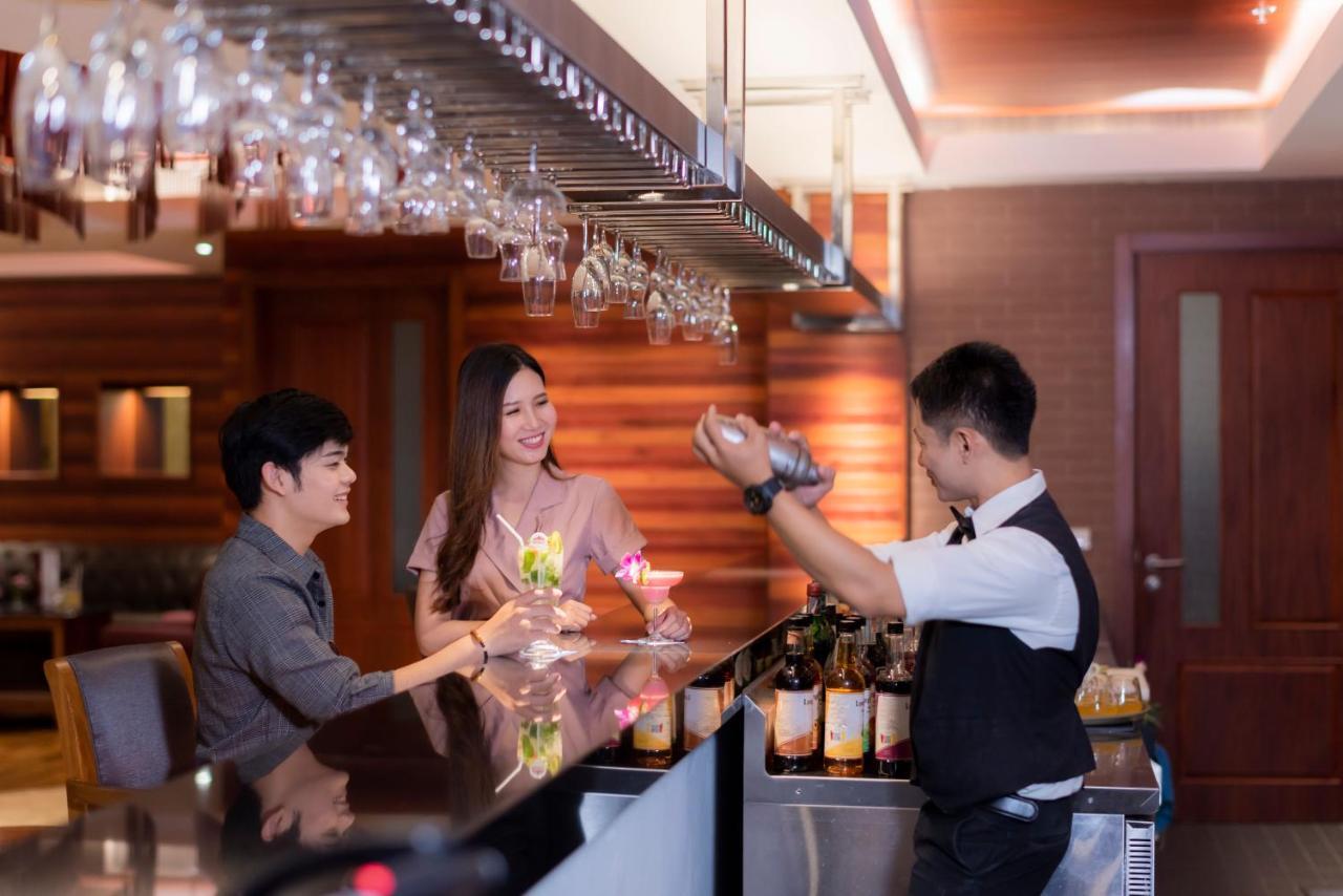 The Empress Premier Chiang Mai - Sha Extra Plus Kültér fotó A bartender at work