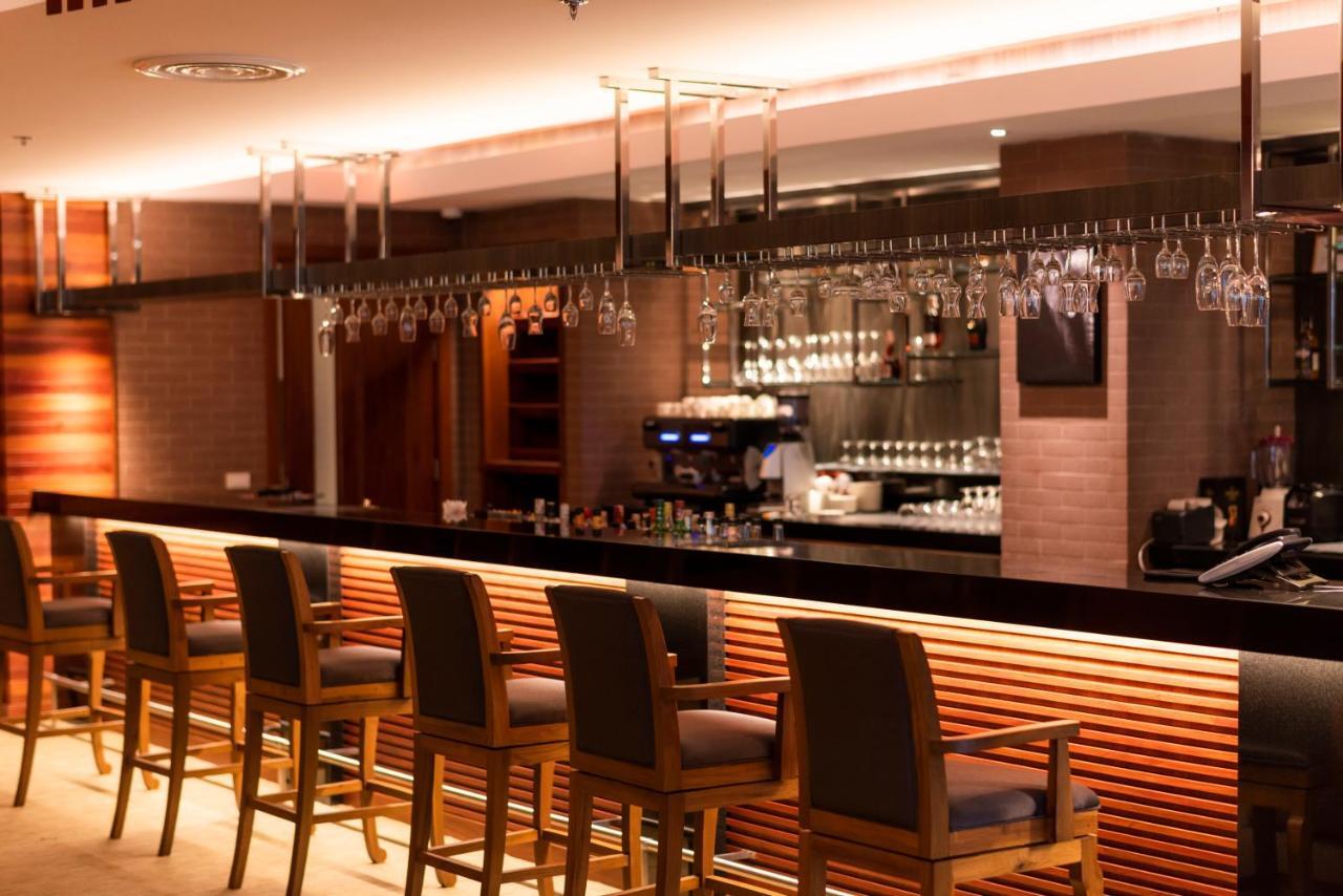 The Empress Premier Chiang Mai - Sha Extra Plus Kültér fotó A bar at a hotel