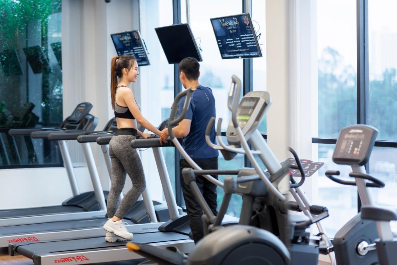 The Empress Premier Chiang Mai - Sha Extra Plus Kültér fotó A personal trainer with a client