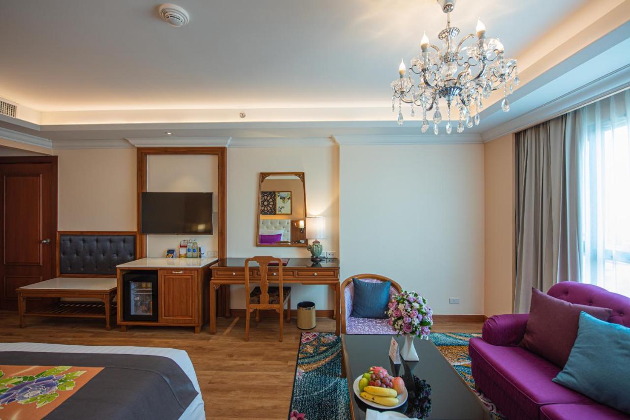 The Empress Premier Chiang Mai - Sha Extra Plus Kültér fotó A suite at the hotel