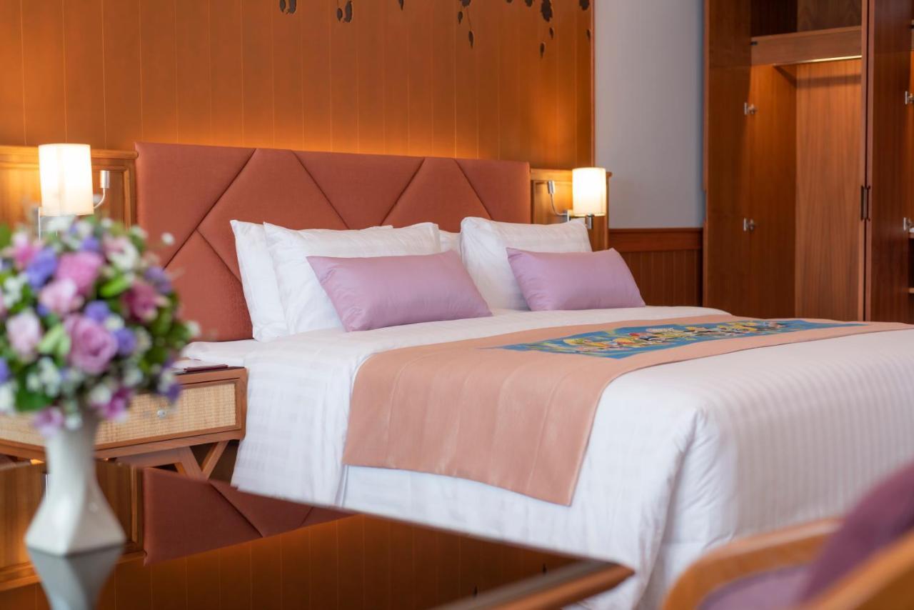 The Empress Premier Chiang Mai - Sha Extra Plus Kültér fotó A bed in a hotel room